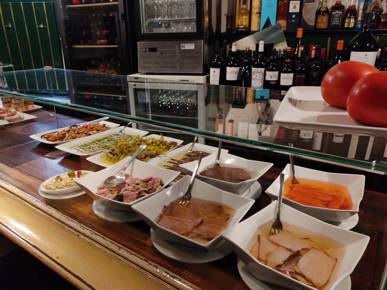 El poteo en Donostia: tradición, rutas y cómo disfrutar de pintxos como un local